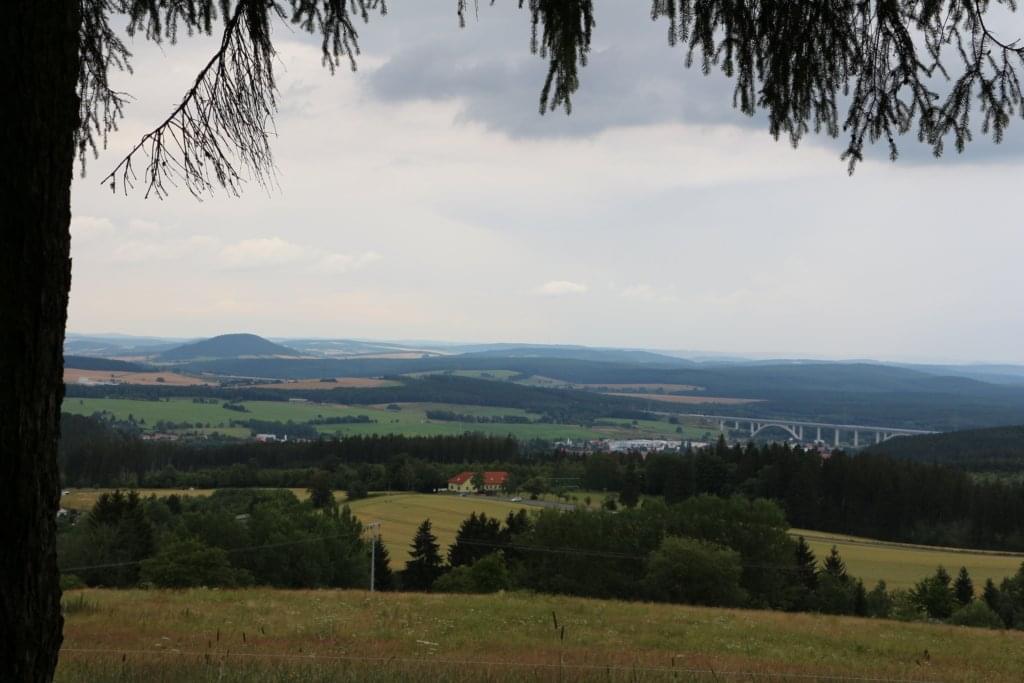 Blick von der Morgensonne in Richtung Langewiesen und dem Singer Berg